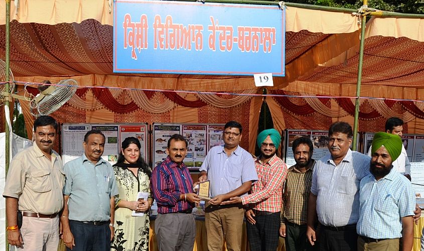 Dr. H. K. Verma, Director Extension Education and other Officials of GADVASU distribute the prize on 23rd Sept., 2017